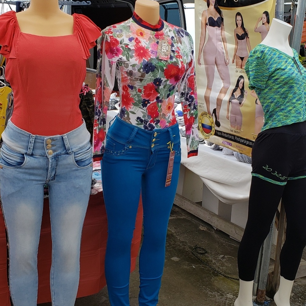 Jeans levanta pompis y bodies tipos fajas.
